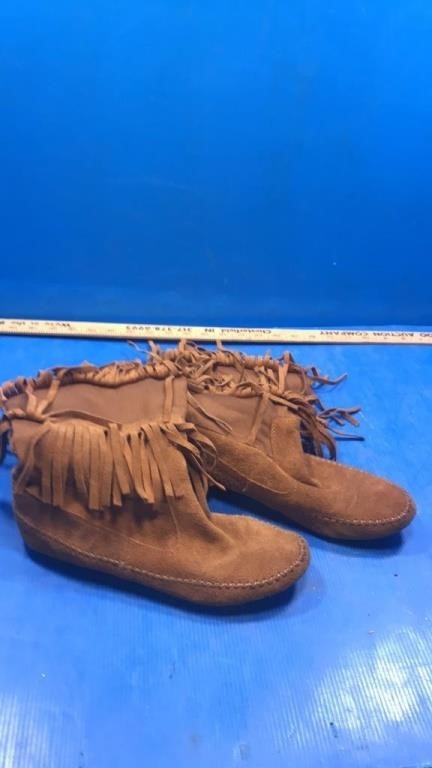 Mocassin boots size 5