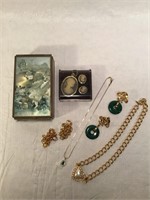 Vintage Music/Jewelry Box with jewelry