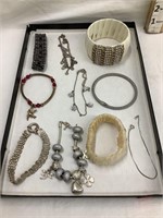 (10) Bracelets incl. Charm