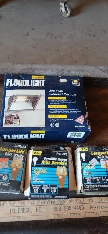 New in box Fliodlight & 5 Regular Light Bulbs.