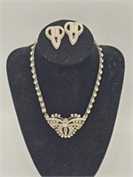 PAIR OF VINTAGE CLIP ON EARRINGS & NECKLACE