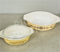 2 vintage Pyrex dishes - golden rosette w/ lid