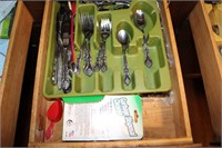 CONTENTS OF 5 KITCHEN DRAWERS