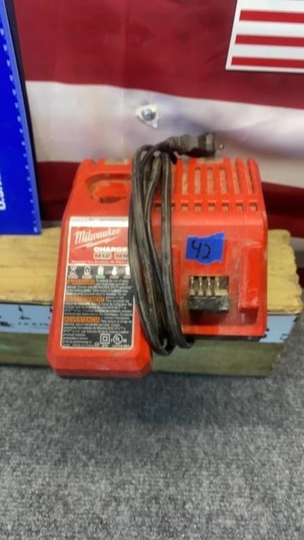 Milwaukee 12V 18V Combo Battery Charger