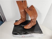 NEW I <3 Comfort: Congac Boots (Size: 10D)