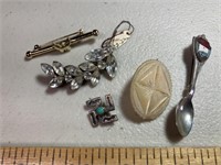 5 vintage pins