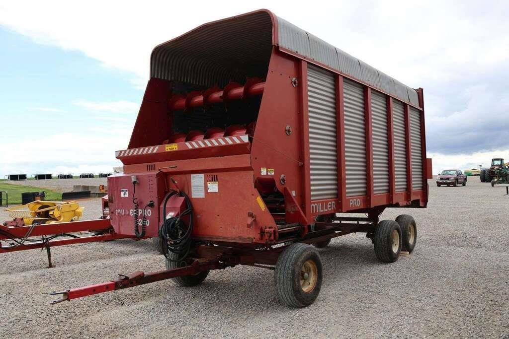 MILLER PRO 5200 18' FORAGE WAGON