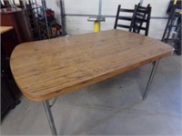 Dinning table with leaf no chairs