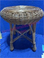 Vtg wicker stool 19in tall