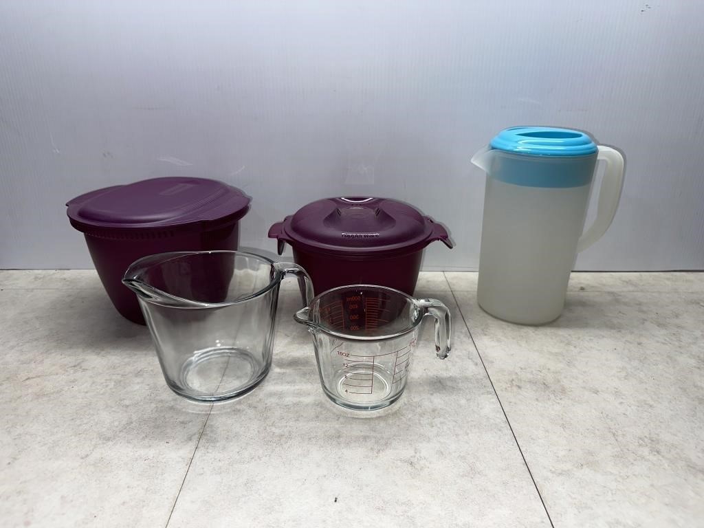 Tupperware & measuring cups