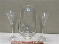 CLEAR GLASS LOT OF WINE GLASSES WITH FLORAL VASE