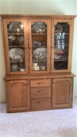 Gorgeous Oak Display Hutch (contents not included)