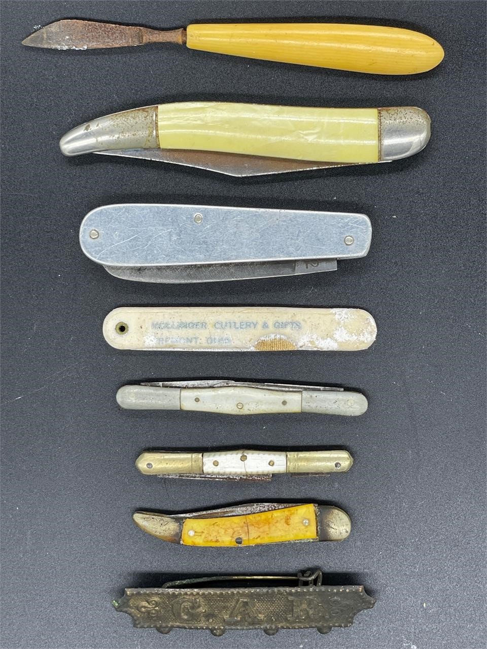 Antique/vintage knives and G.A.R. badge