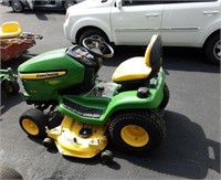 John Deere X360 Mower - Garden tractor. H: 249