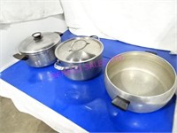 LOT, 3 PCS ASST SIZE POTS W/ 2 LIDS