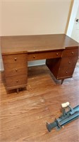44x21x30in 7drawer knee hole desk