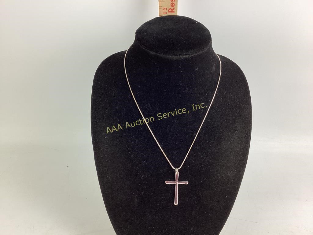 Sterling necklace with cross pendant. 8 grams