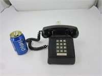 Ancien téléphone à boutons pressoirs