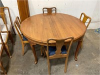 Dining Room Table w/ 8 Chairs & 2 Leaves