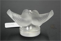 Small Lalique frosted glass kissing doves