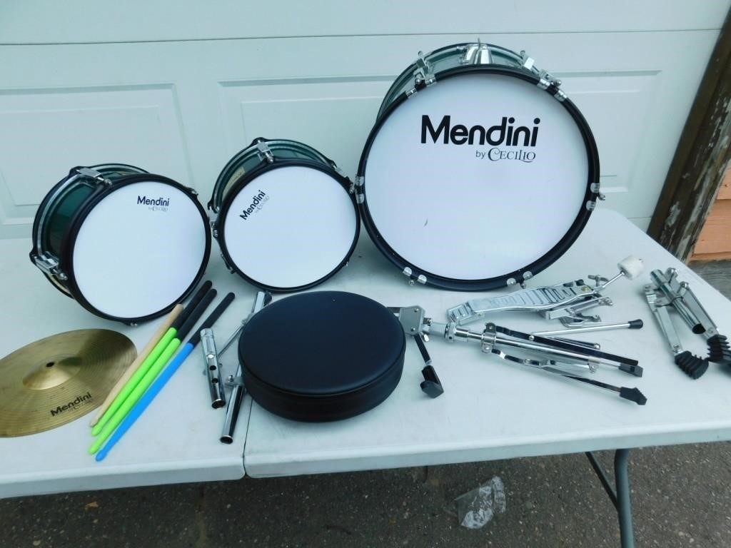 Kids Mendini drum set by Cecilio.