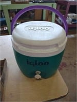 Igloo beverage cooler with drink spigot 11 in