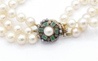 Pearl necklace with a emerald, yellow gold