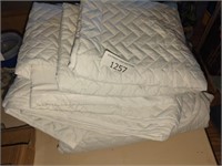 Maple & Store Quilt Style Blanket and Pillowcases