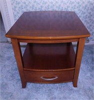 Broyhill end table w/ drawer, 23" x 27" x 22"
