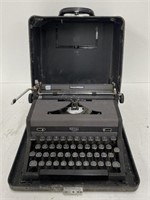 (T) Royal Quiet Deluxe Typewriter w/ Magic Margin