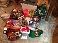 GROUP OF CHRISTMAS ITEMS, ORNAMENTS,