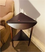 TRIANGLE SIDE TABLE CONVERTS TO ROUND 26 X 26