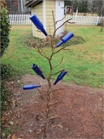 UNIQUE LOOKING BOTTLE TREE W/ 5 BLUE BOTTLES