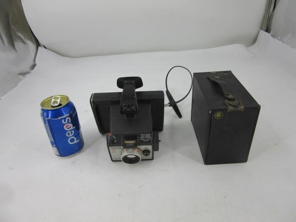2 anciens appareils photo dont Polaroid et Kodak