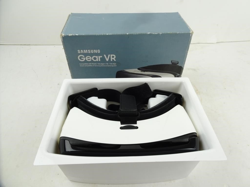Samsung Gear VR Oculus Goggles in Box