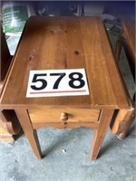 Broyhill drop leaf side table - 1 drawer - 22T x