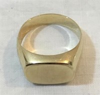 Men's 10 karat gold ring.