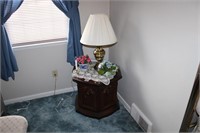 LOT SIDE TABLE, LAMP, ETC