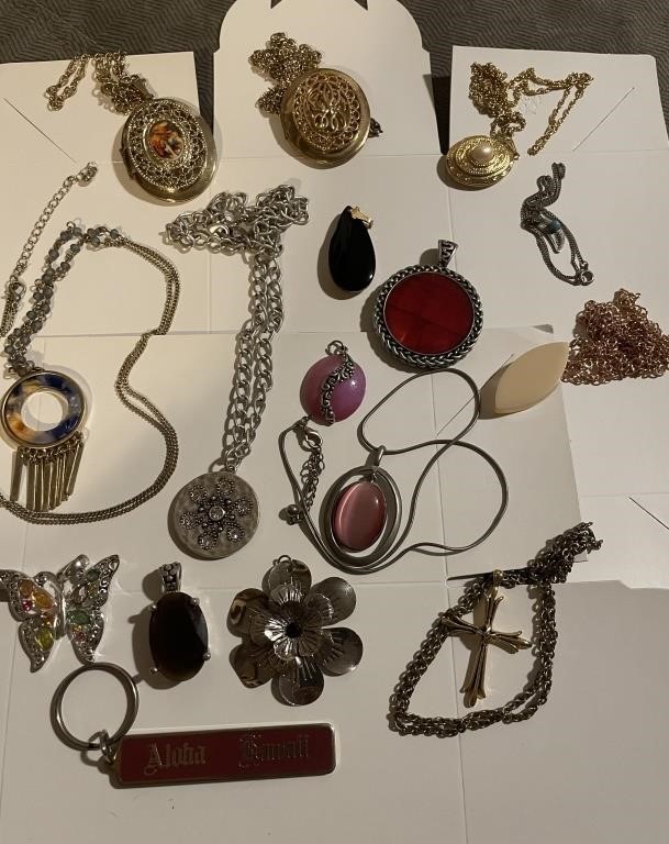 Jewelry lot, lockets and pendants