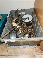 TOTE OF VARIOUS BRASS ITEMS