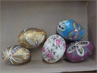 Various decorated eggs
