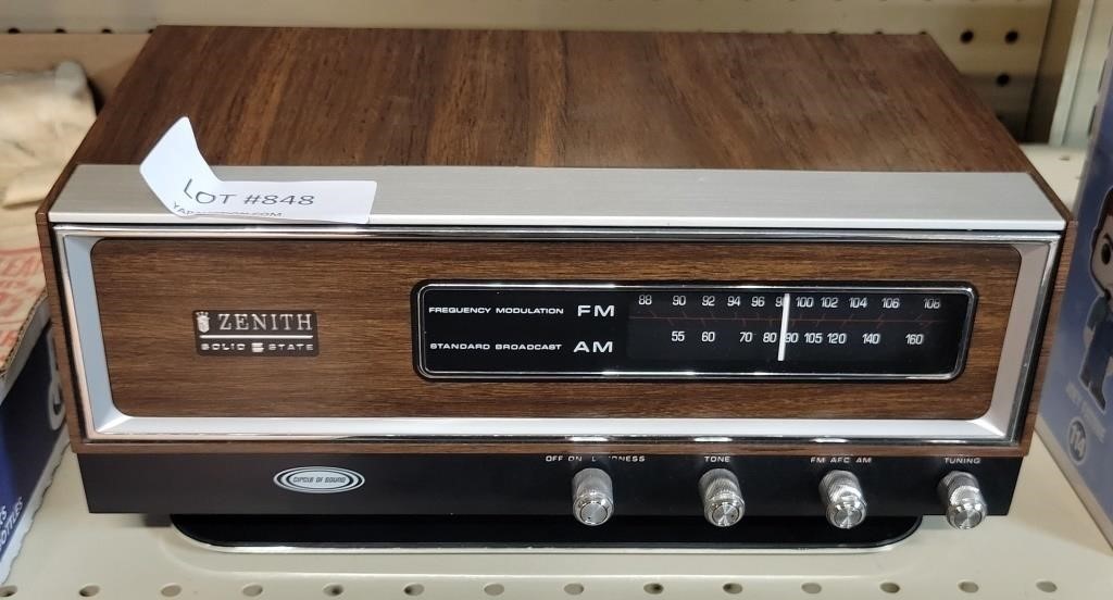 ZENITH SOLID STATE ELECTRIC AM / FM RADIO