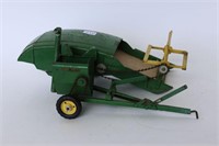 JOHN DEERE PULL TYPE COMBINE ERTL 1/16