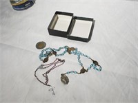 2 chapelets: verre bleu et médaille de dévotion +