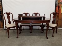 COLONIAL MAHOGANY TABLE AND 4 CHAIRS