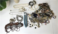 LARGE QTY OF VINTAGE STYLE JEWELLERY