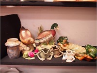 Nine pottery items including four with frogs,