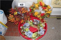WREATHS AND DECORATIVE ITEMS