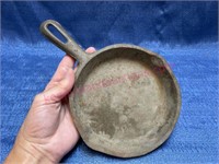 Small #6 Iron skillet - 6in