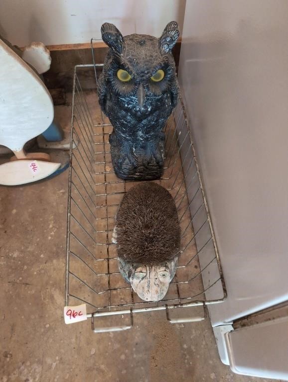 Basket w plastic owl and shoe cleaner